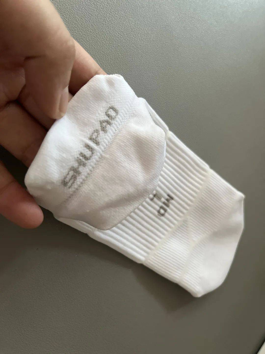 只因买了新袜子?