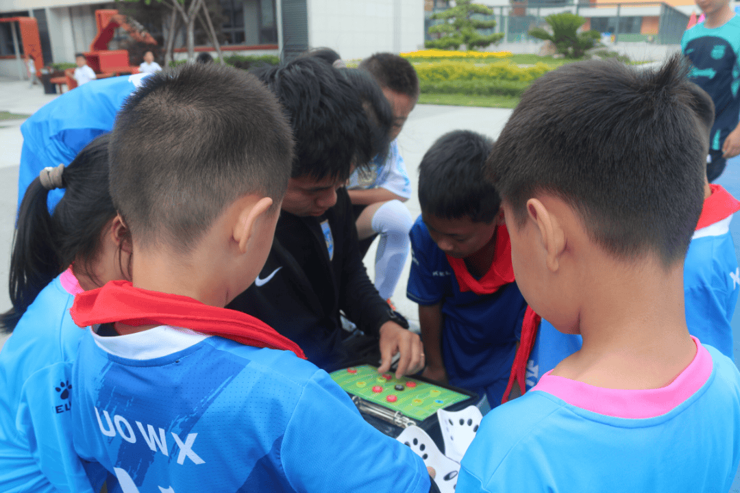 驰骋绿茵童年梦 激情舞动向未来——成都市龙江路小学分校南区学校