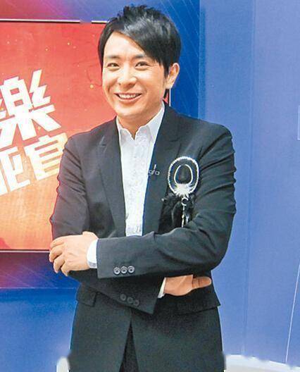 他是香港前十dj,从小被遗弃,因乱讲得罪杨受成,经历丰富不结婚