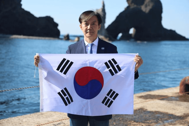 曹国称,过去李明博,朴槿惠政府也被批"亲日",但没有如此露骨,"即便是