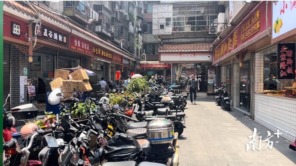 实探"电鸡"禁令下的广州三元里村:电单车围村停放,外卖快递等运输车辆