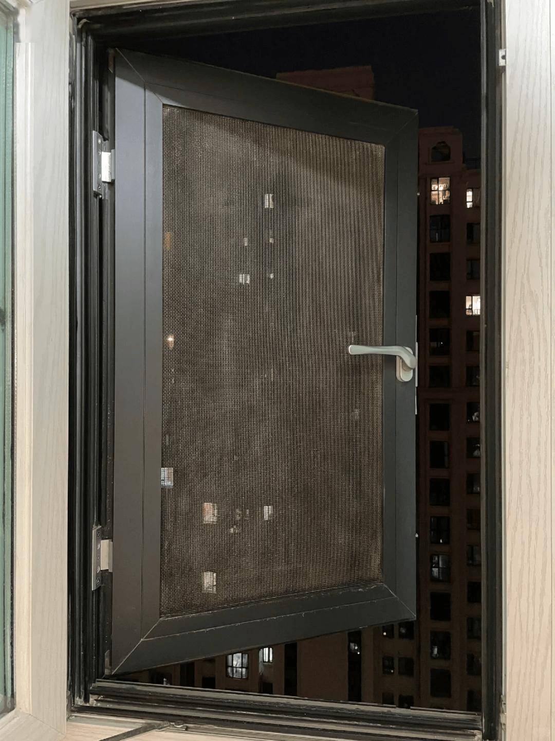 现在很多家庭在窗户上面装金刚网纱窗但是不建议大家做金刚网纱窗