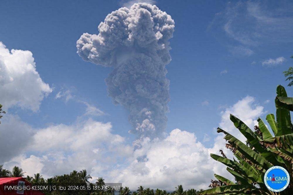 印尼伊布火山发生喷发 火山灰柱达5000米