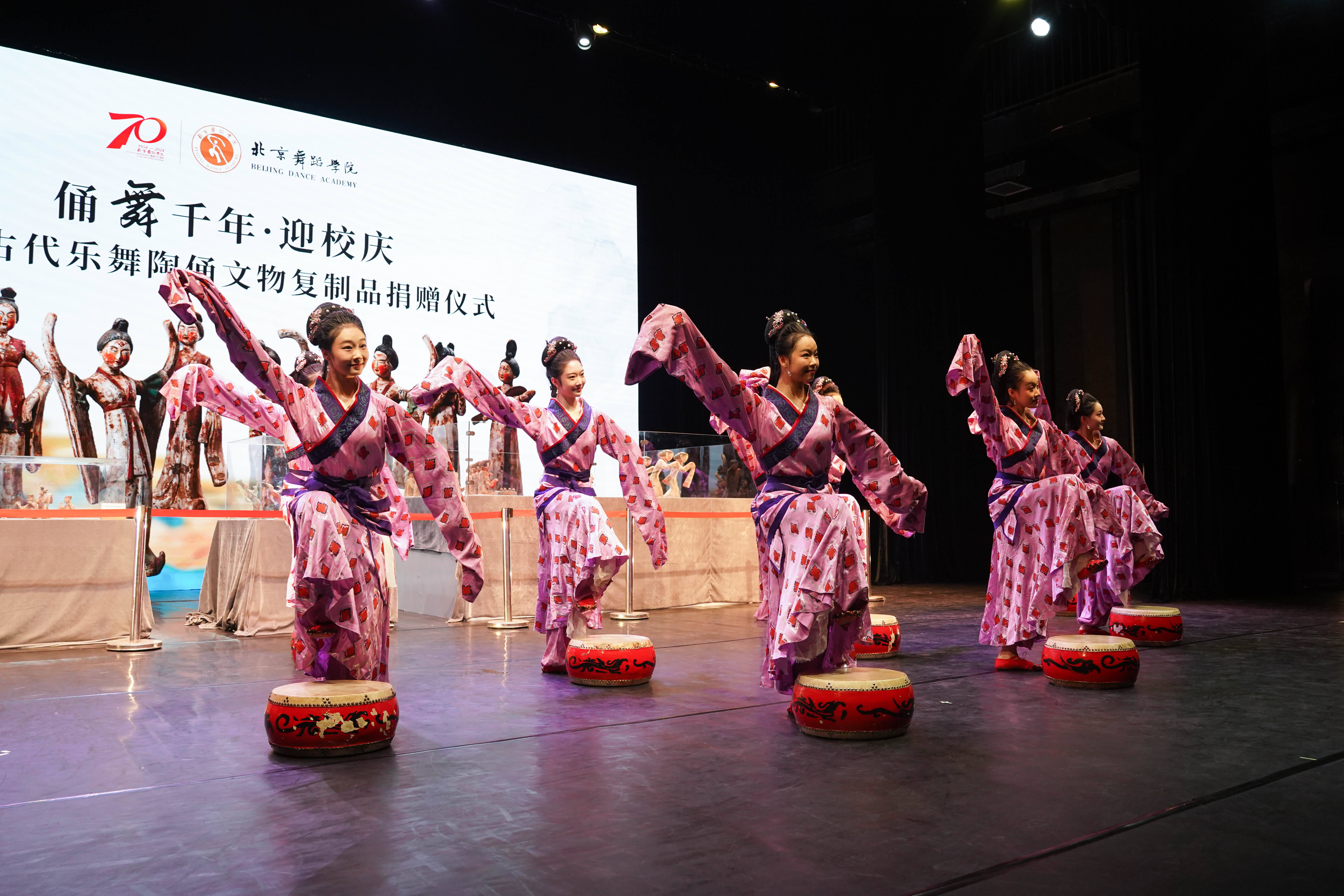 北京舞蹈学院举行中国古代乐舞陶俑文物复制品捐赠仪式