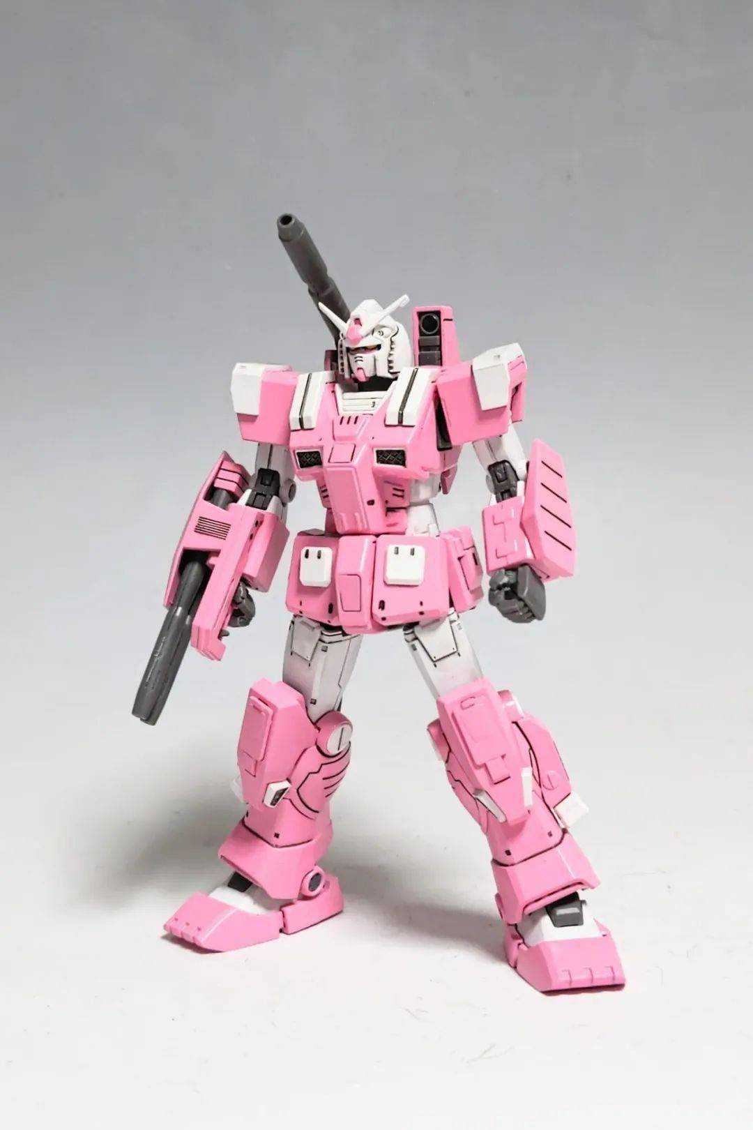 是什么让他执着地将高达都变成粉色?