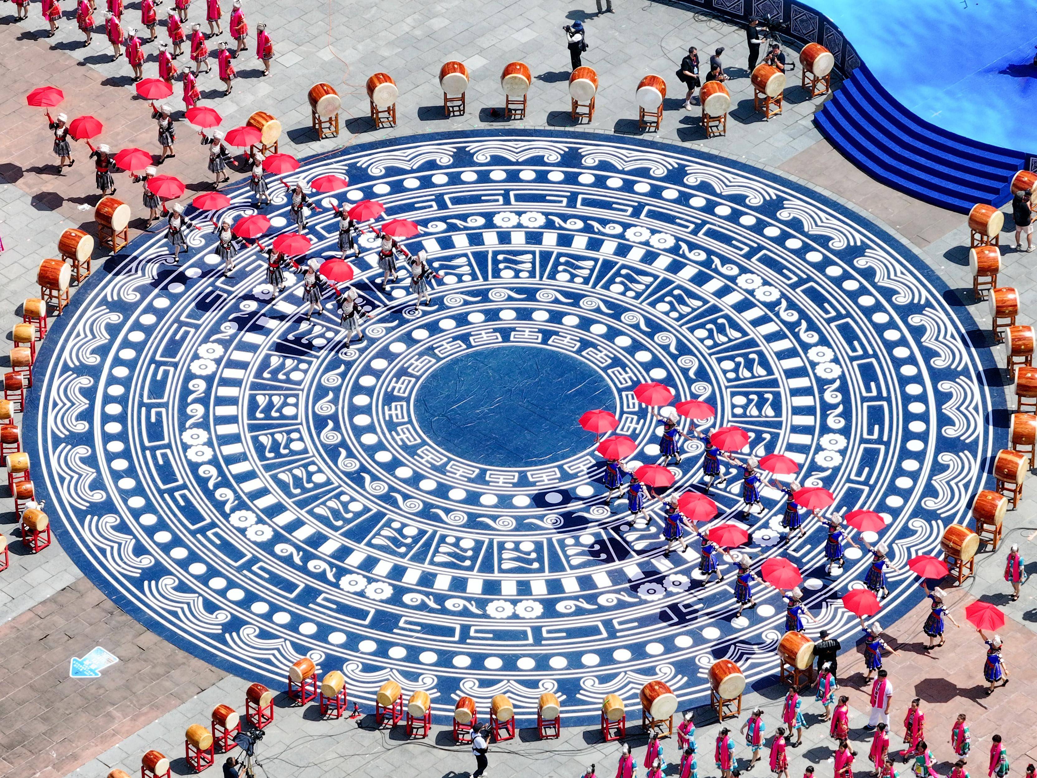 重庆彭水:万人苗舞"踩花山" 文旅融合传非遗