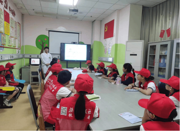 我院新生儿科轩哲医生给小记者们上了一堂生动有趣的科普课程