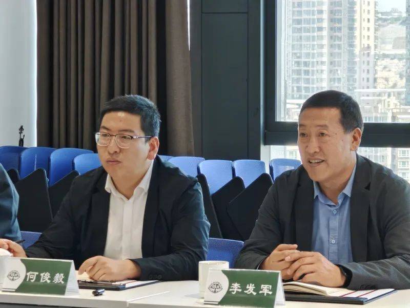 交流会上党委书记李发军详细介绍了学院优势条件,特色亮点工作;何俊毅