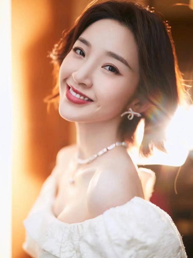 张若昀带着妻儿造访重庆,性感妻子身材撩人,4岁女儿笑容萌翻