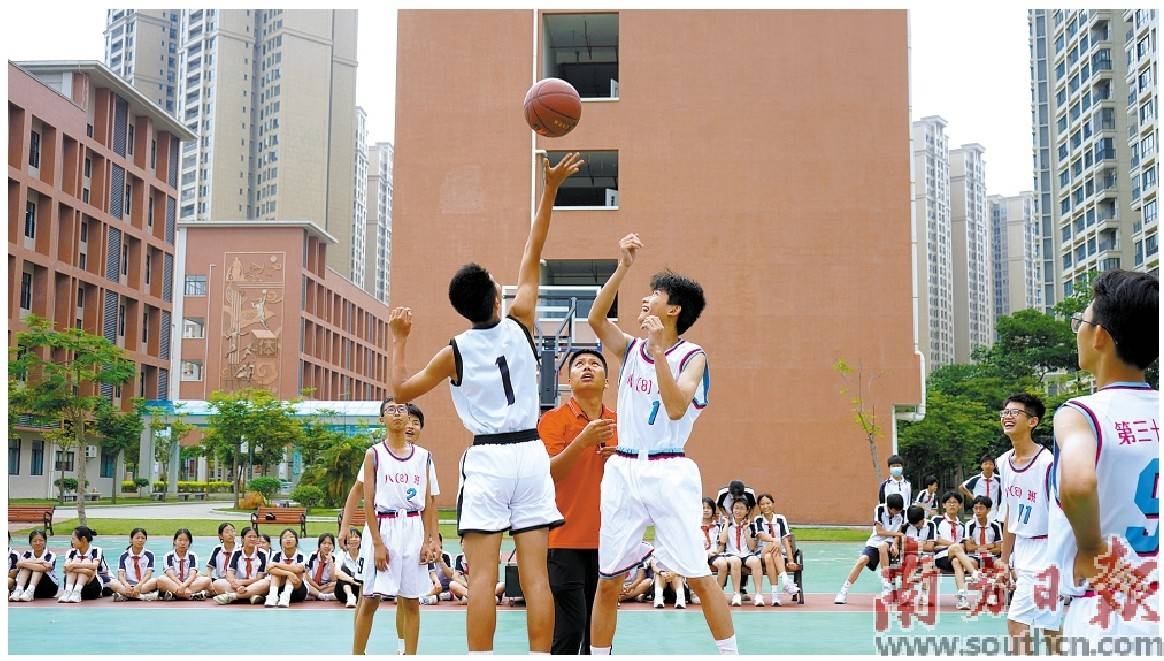 遂溪戊戌中学的学生趁着大课间活动时间玩起老鹰抓小鸡的游戏.