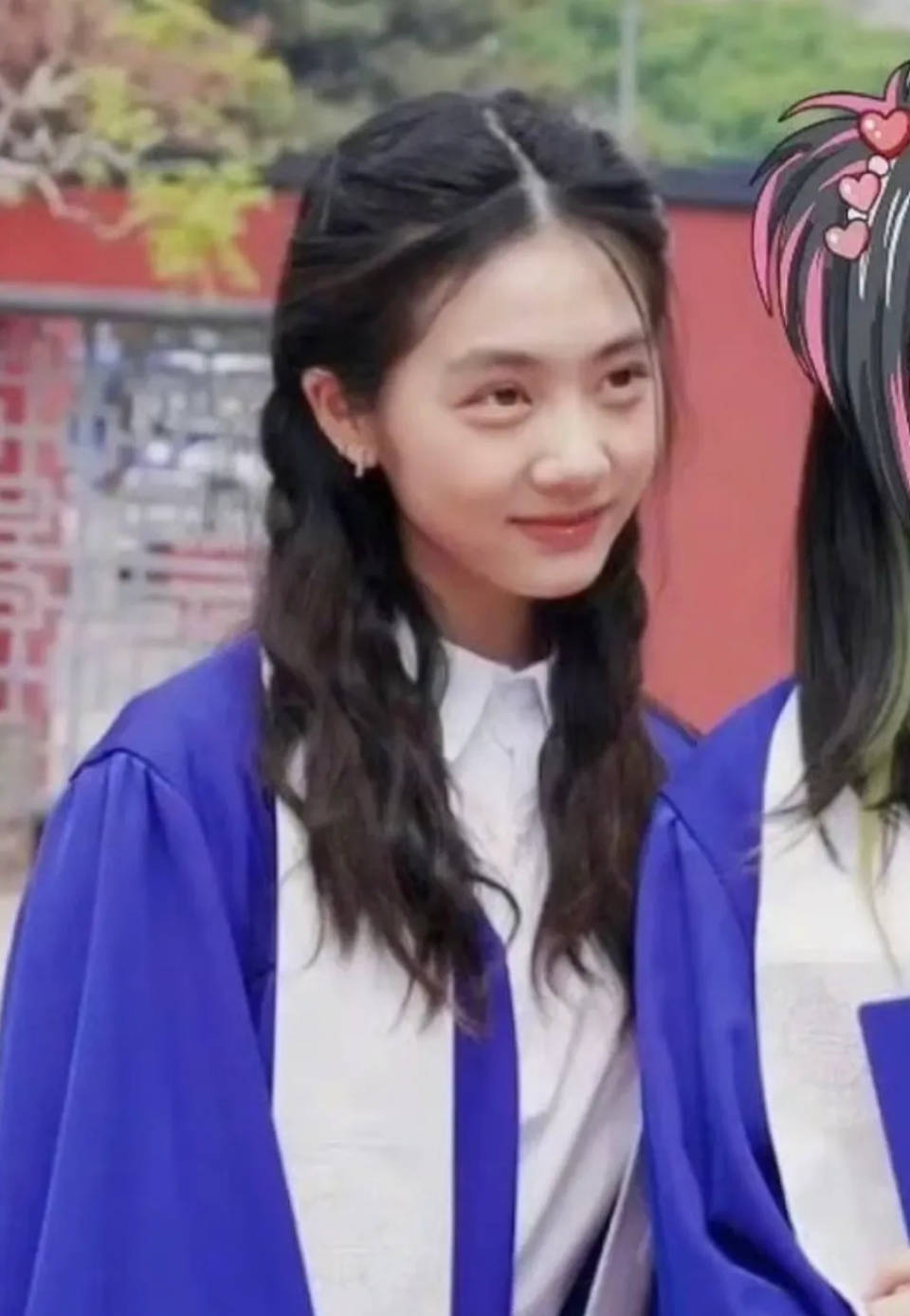 黄磊女儿高中毕业照曝光,18岁多多穿毕业礼服,笑容明媚青春洋溢