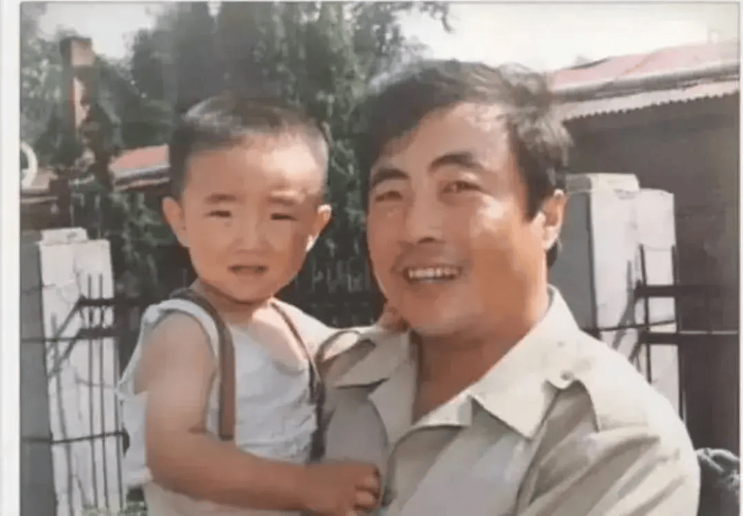 他曾靠妻子摆地摊养活,走红后把妻女宠上天_乔杉_表演_喜剧