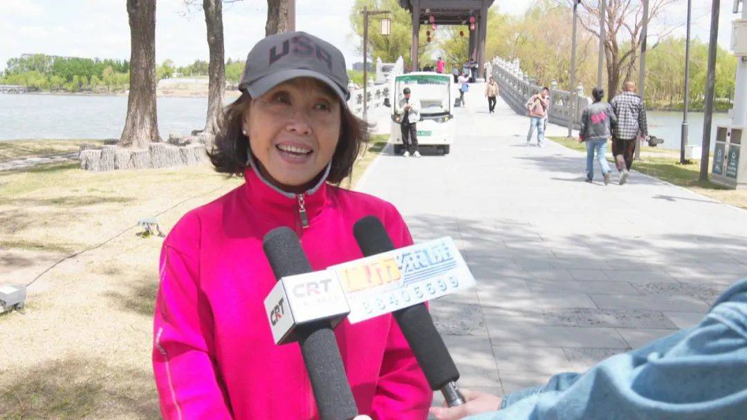 游客杨卡卡:隔了好久没有来,一个冬天都没有来,这是五一过后想今天人