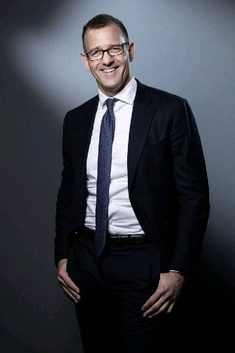 收购英国皇家邮政的捷克商人,坐拥500亿,约会前首富的27岁女儿