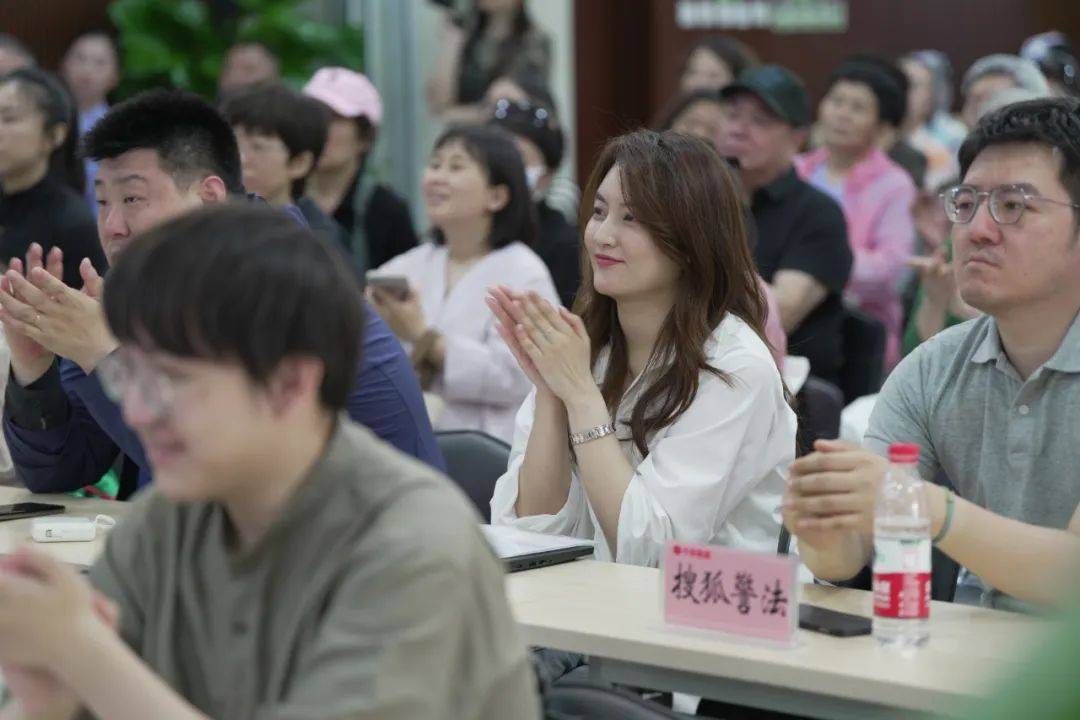 访谈与交流群众也迅速与民警熟识"北京榜样·最美警察"主题活动展示了