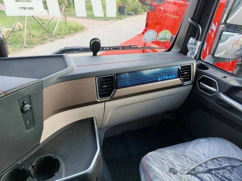 销量持续领先 来看顶配版的重汽汕德卡g7h 590lng牵引车