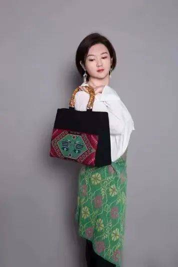 恩施州非遗土家织锦西兰卡普服饰首次入选伦敦工艺周艺术展