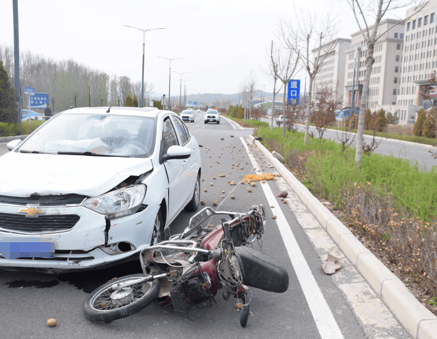 无牌摩托车左转弯时发生碰撞,造成胡某某受伤,两车受损的道路交通事故