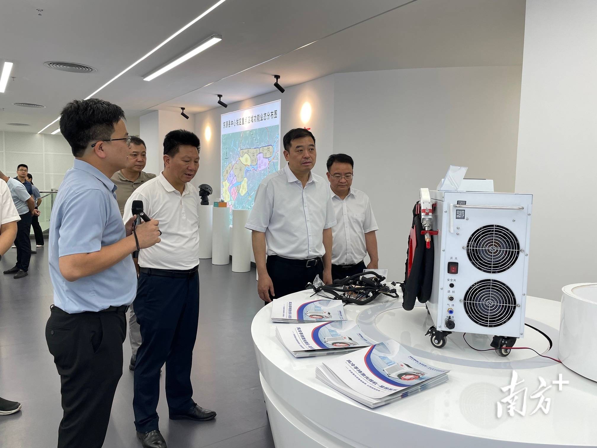 新兴县考察团一行先后来到万绿湖,仙塘镇南园古村,深圳盐田(东源)产业