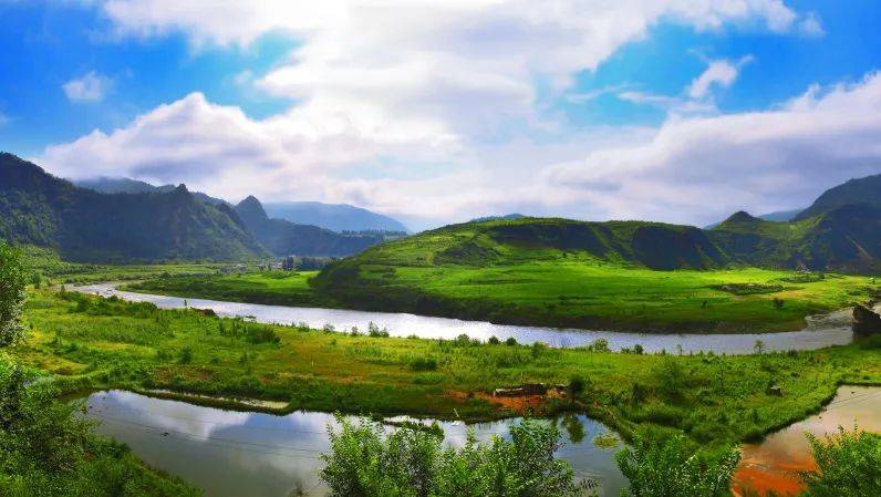 异的观景台让观赏更惬意,沿江的朝鲜族民俗村更是吸引了无数游客前来