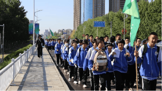 【校园动态】挥洒激情 挑战自我——通辽七中举行首届师生户外远足行
