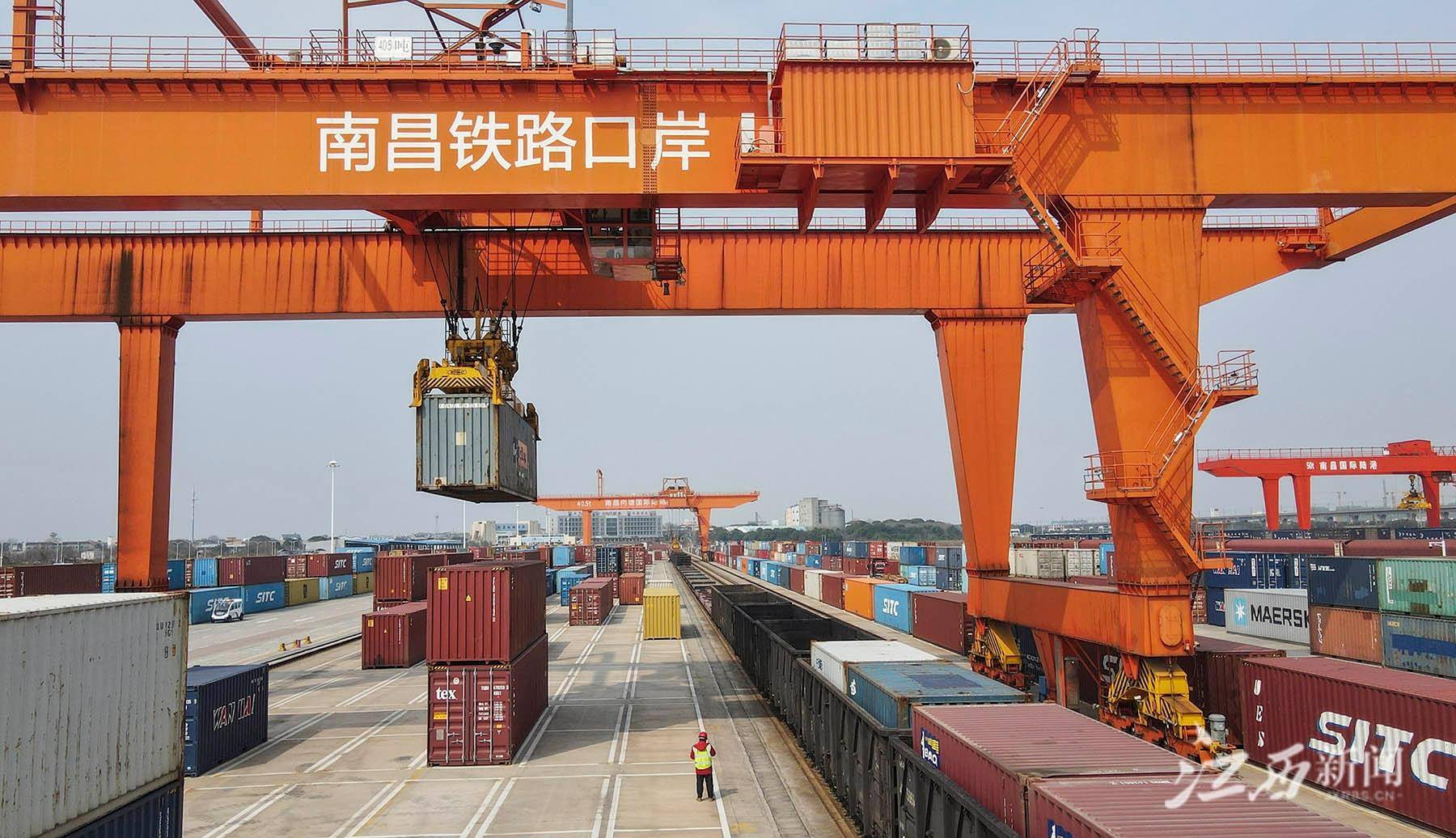 江西日报要闻版头条|江西迈出全面建设社会主义现代化坚实步伐