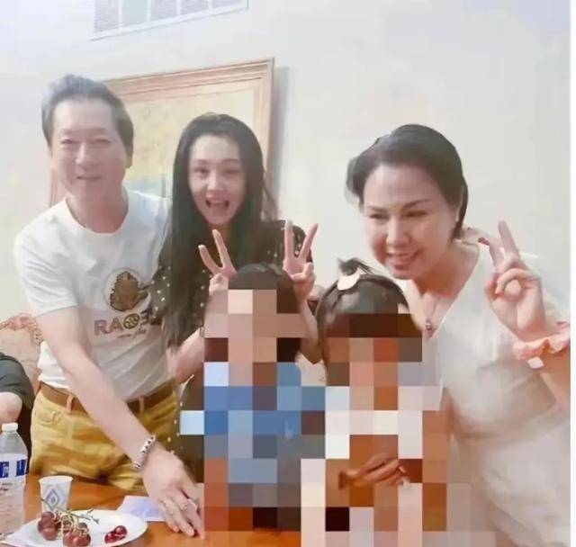 郑爽美国逛街被偶遇,一双筷子腿瘦的吓人,自爆当导演拍复仇剧_生活_一