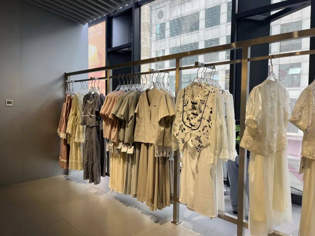 我们去了成都最有争议的大码女装店