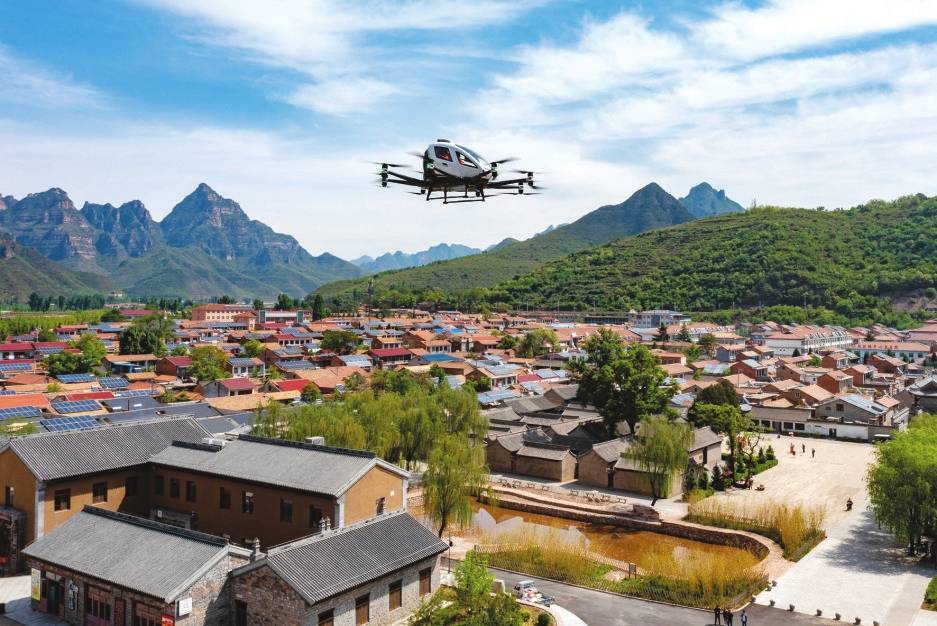 平顺县张家凹景区吸引八方游客感受太行山峰林断层的奇特美景.