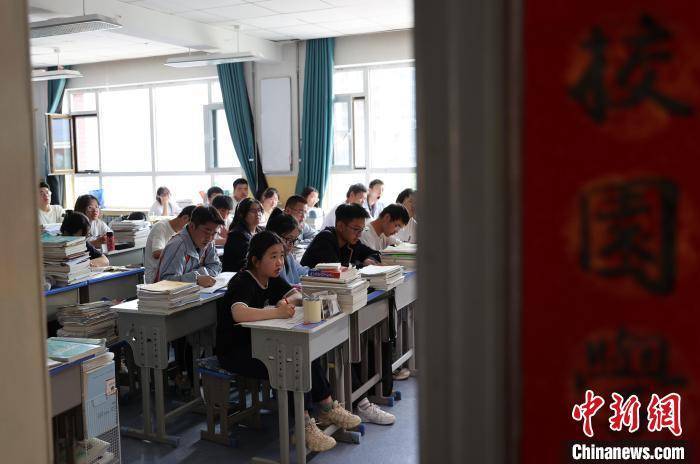 青海省西宁市海湖中学高三的学生正在积极备考.