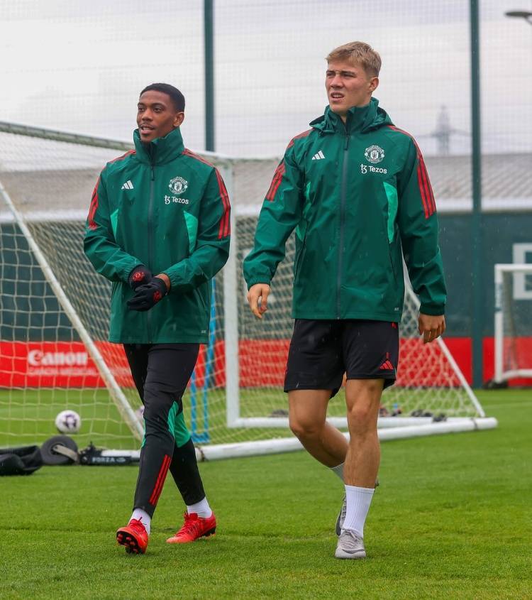 曼联官方晒今日训练照,马夏尔,瓦拉内,林德洛夫已回归训练