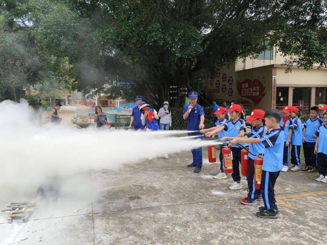 组织三水区华侨中学附属小学约400名师生到南山镇初心学堂以