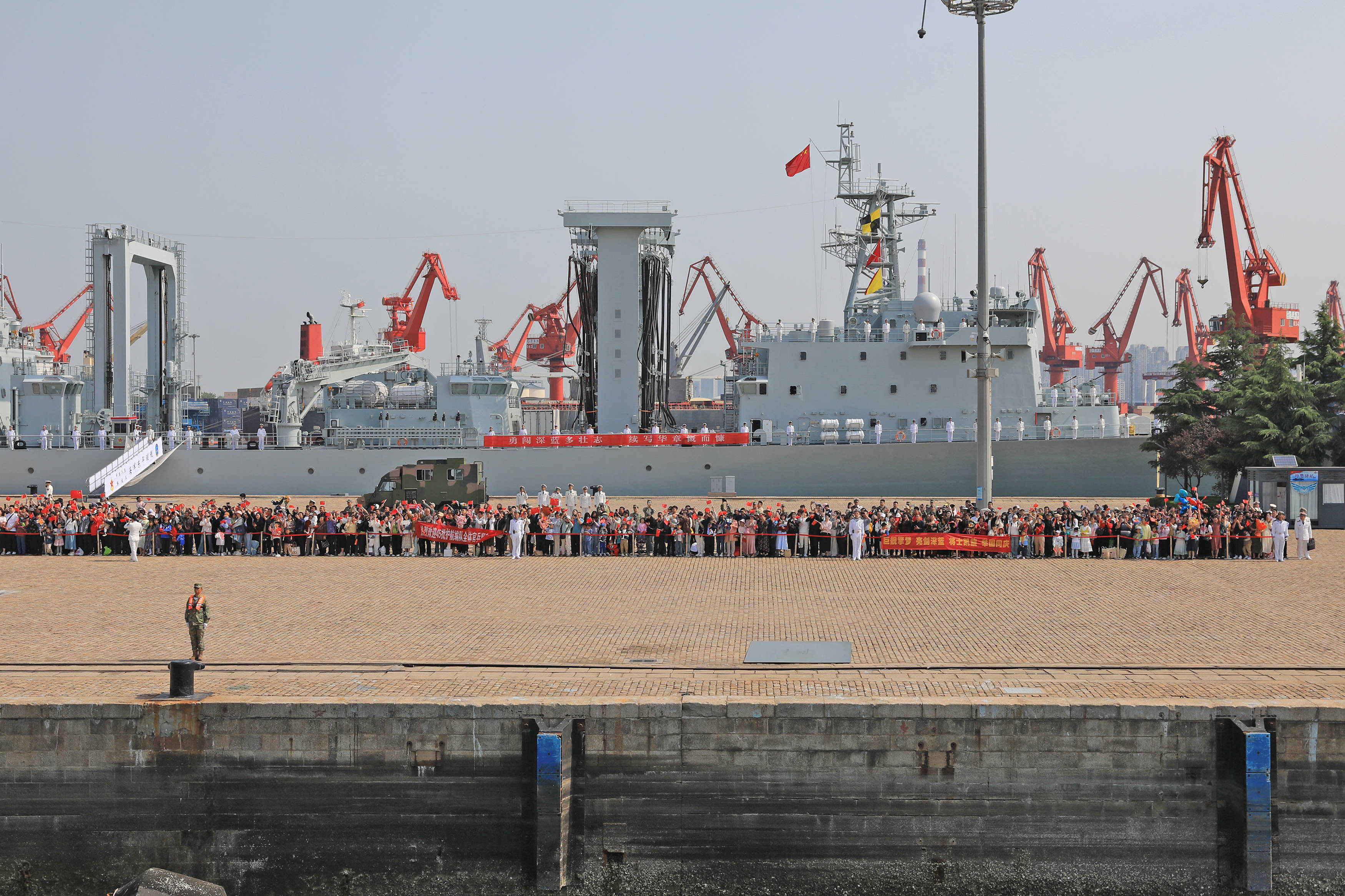 舰乌鲁木齐舰,导弹护卫舰临沂舰和综合补给舰东平湖舰组成的海军第45