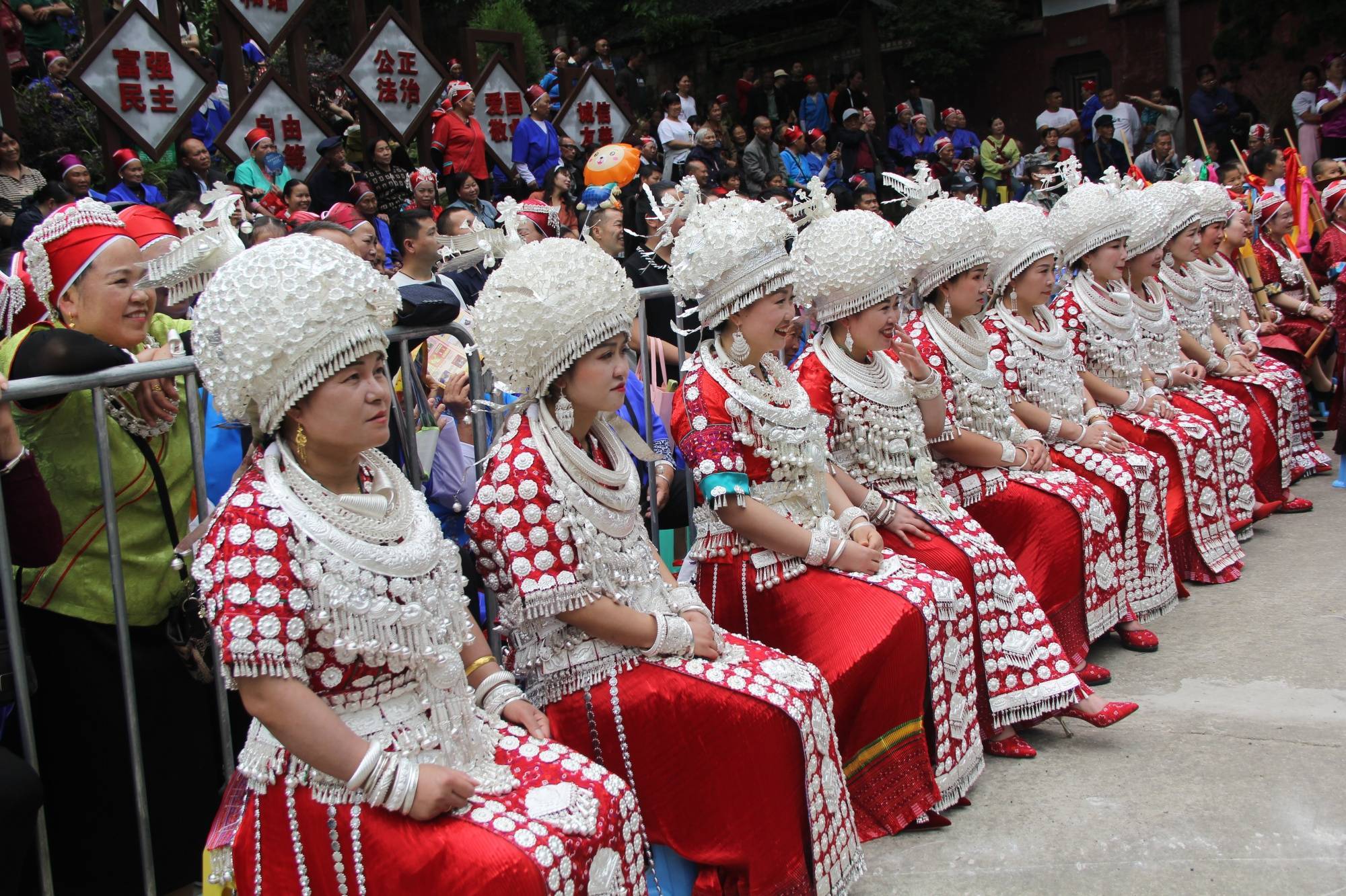 黄平苗族服装(黄平县融媒体中心供图)黄平县"四月八"传统泥哨(黄平县