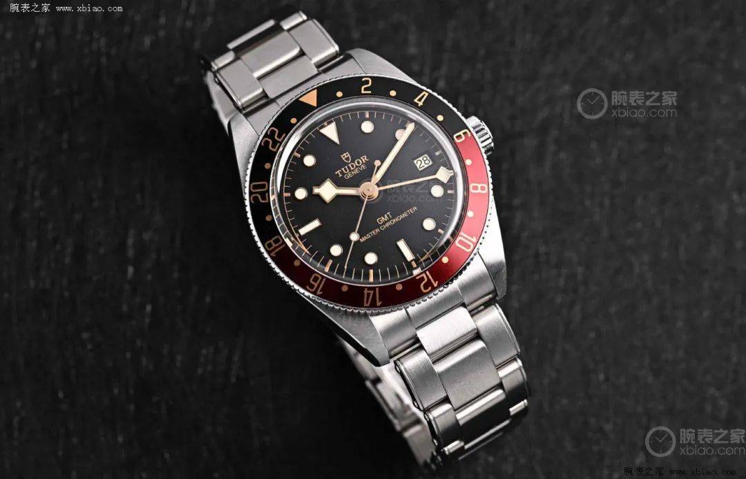 这次表展,帝舵表隆重推出了"红黑圈"的碧湾1958型格林尼治款,机芯是这
