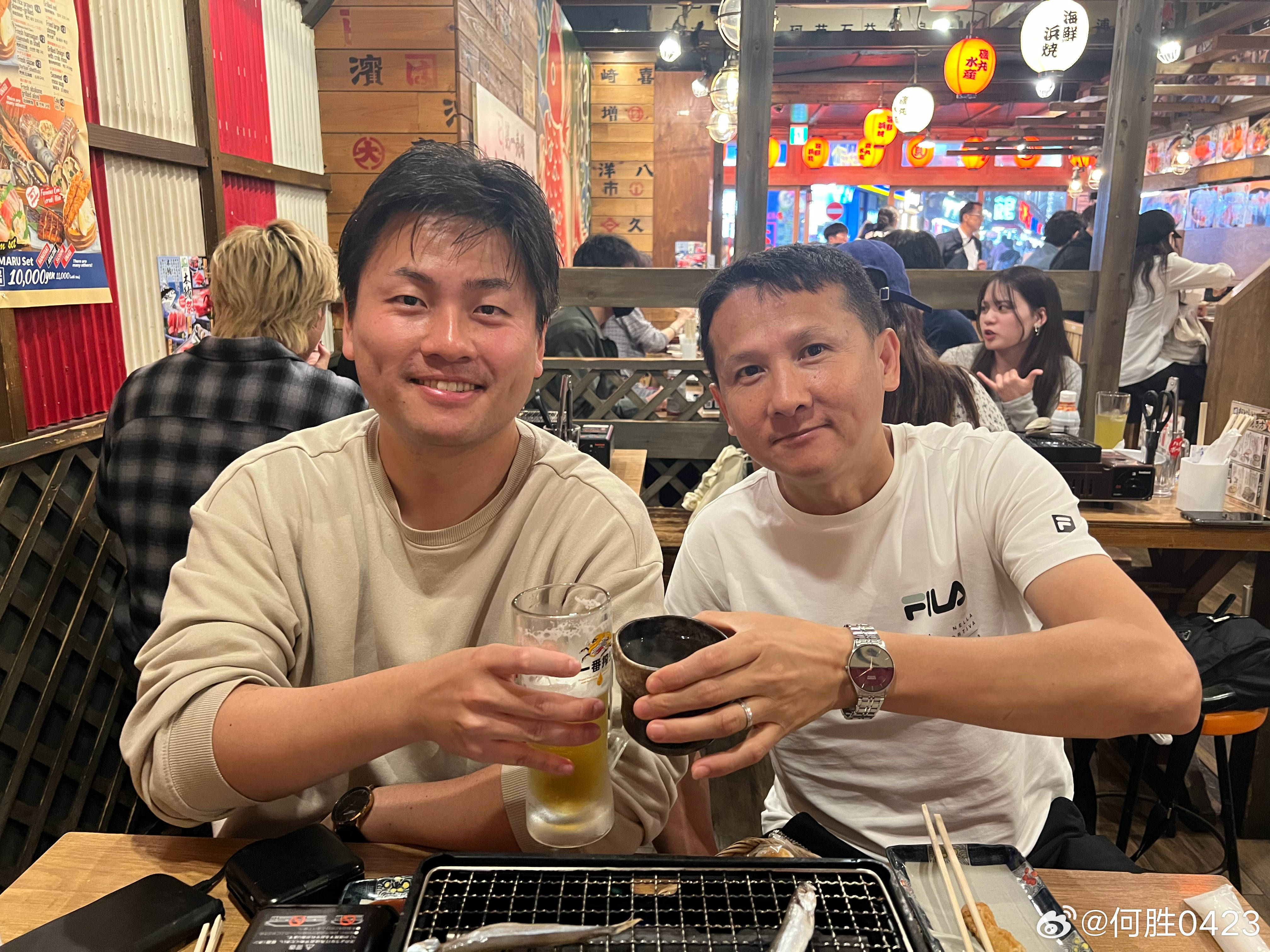 两代退钱哥联动!退钱哥何胜与"日本退钱哥"聚餐:感谢久保田君