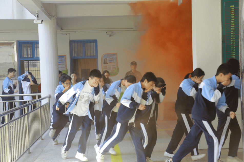 崇阳县消防救援大队走进学校开展消防安全演练