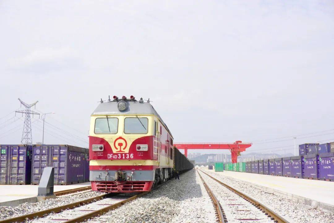 首趟"散改集"粮食班列当天下午,伴随着悠长的汽笛声,一列装载着优质
