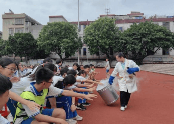 去到学校都会让孩子们欢呼雀跃,不管是从普通3d飞机到可爱的创意飞机
