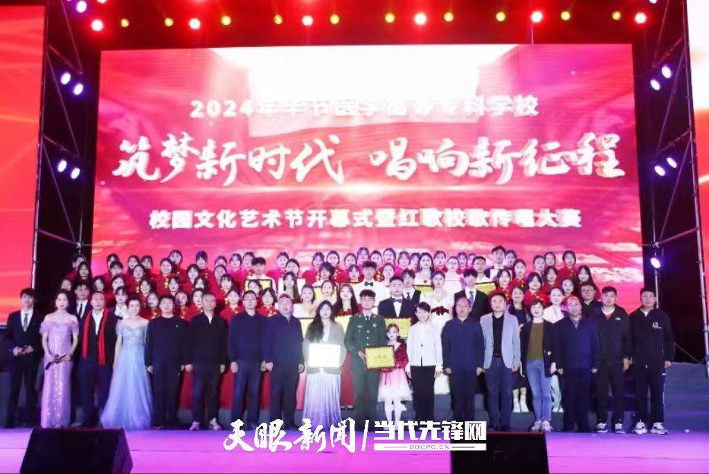 比赛结束,优秀青年歌唱家许钰和邓波老师现场演唱《光芒》,学校十佳