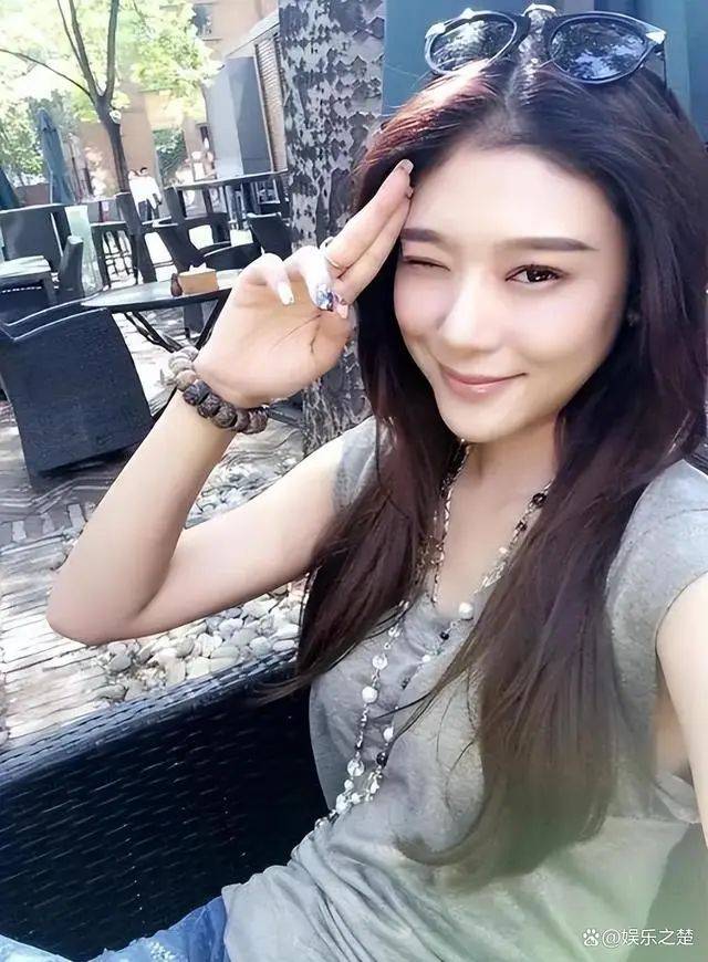 让林丹不顾孕妻,让李泽楷抛下梁洛施,"蛇精脸"的她凭啥啊?