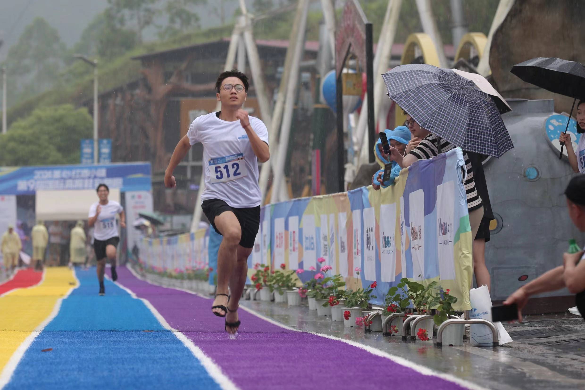 "景区负责人表示,将持续创新体育消费新场景,推动"体育 文化 旅游"