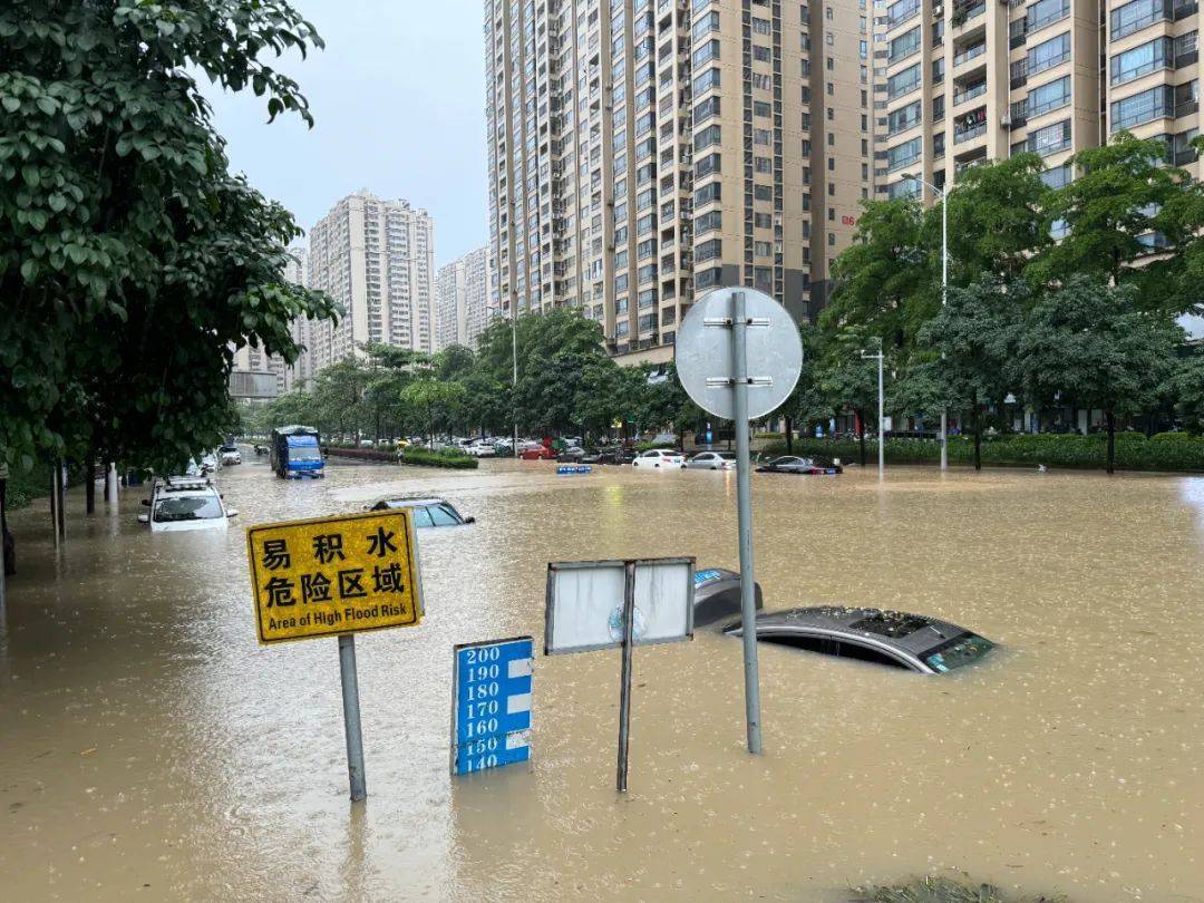 广西特大暴雨雨强破纪录!城区内涝,车辆被淹,市民抡锤砸墙放水