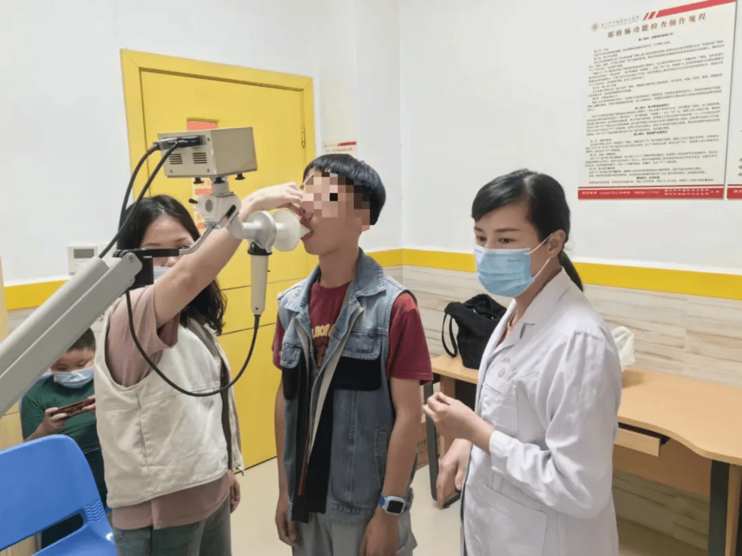 林春燕副主任医师,陈琼华副主任医师,林洁如主治医师进行现场义诊