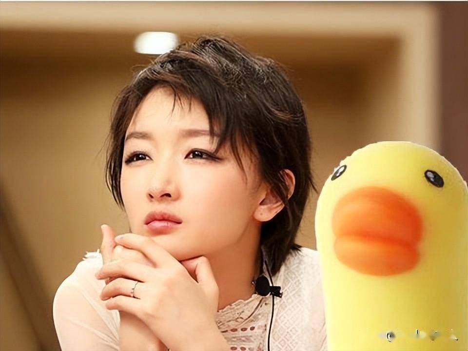 看完周冬雨高中时的照片,完全理解为何她被张艺谋相中,太水灵了