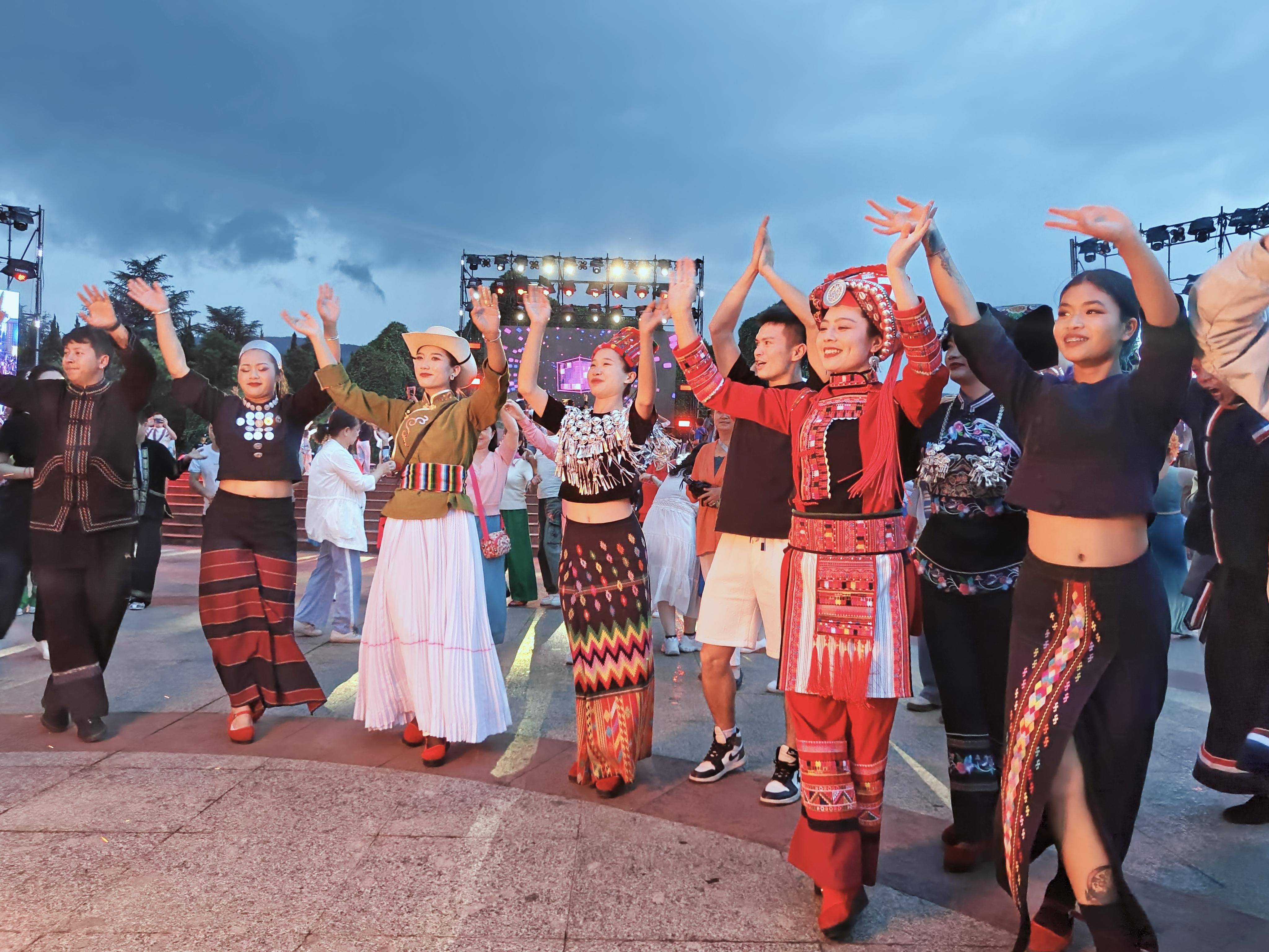 云南民族村千人打跳共度"中国旅游日"