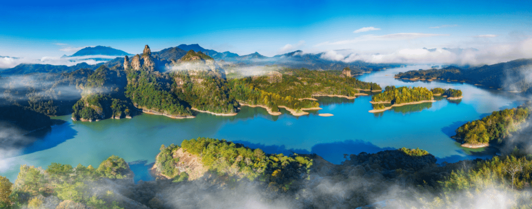 泰宁县浩淼的湖水,幽深的溪谷与"色如渥丹,灿若明霞"的丹霞地貌完美