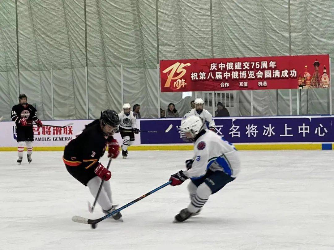 赛后俄方冰球俱乐部负责人为哈尔滨的冰场以及运动员的拼搏精神点赞