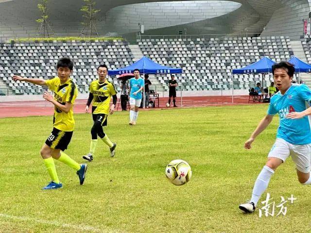 汕头体育中心,开球!