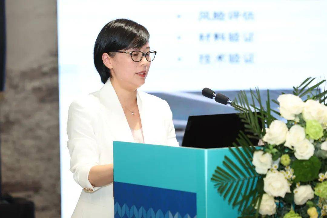 "东华大学教授张佩华以《热湿舒适性针织面料开发》为题,结合纺织品的